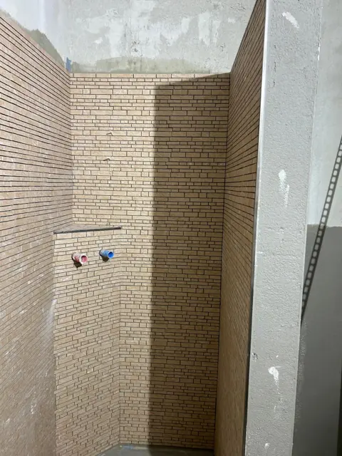 Dusche mit Klinkerriemchen im Rohbau