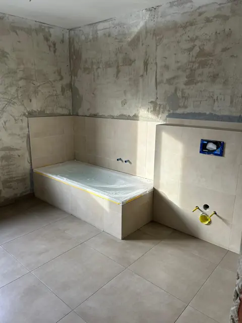 Vorwand und Wannenverkleidung während der Arbeit